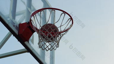 篮球球成功扔篮子体育运动操场上